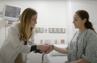 Кодирование Аквилонг в Дзержинске Врач держит пациентку за руку